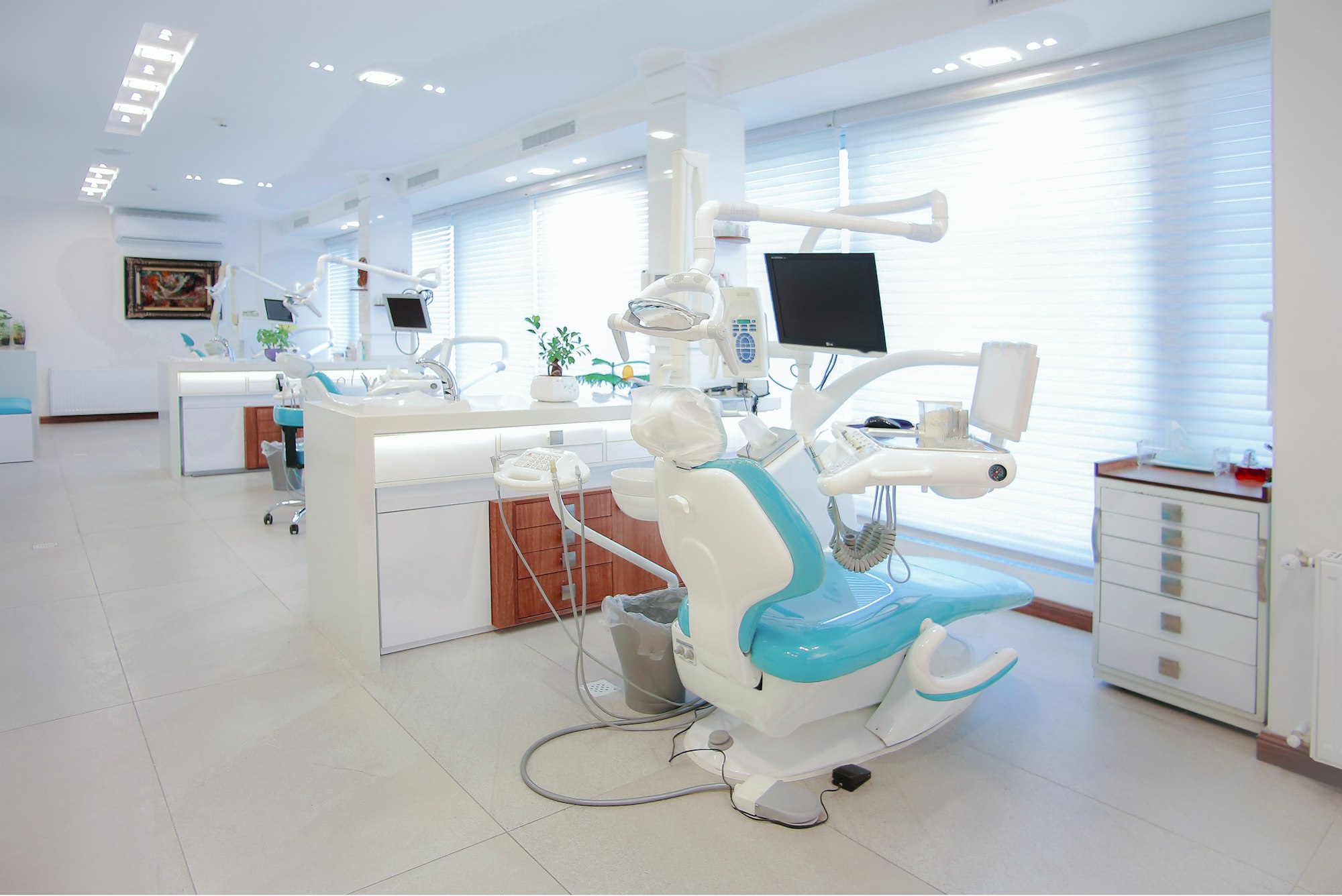 Stomatologie: De la Cabinet Individual la Clinica Multidisciplinara — Capcanele Expansiunii Rapide